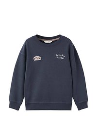 Felpa blu navy realizzata in misto cotone, con scollo rotondo, polsini a costine e toppe ricamate con testo. Design semplice e rilassato.