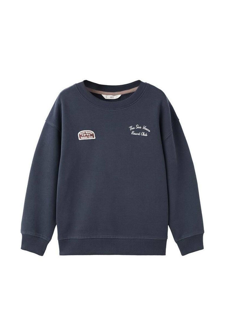 Felpa blu navy realizzata in misto cotone, con scollo rotondo, polsini a costine e toppe ricamate con testo. Design semplice e rilassato.