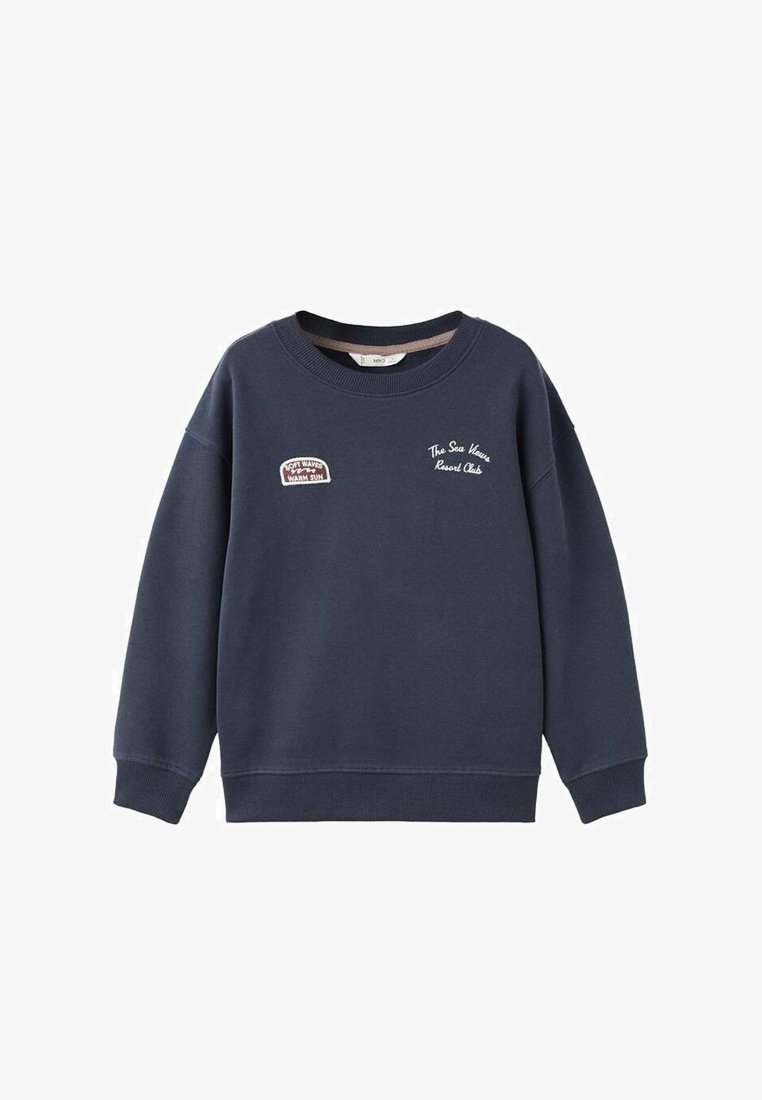 Felpa blu navy realizzata in misto cotone, con scollo rotondo, polsini a costine e toppe ricamate con testo. Design semplice e rilassato.