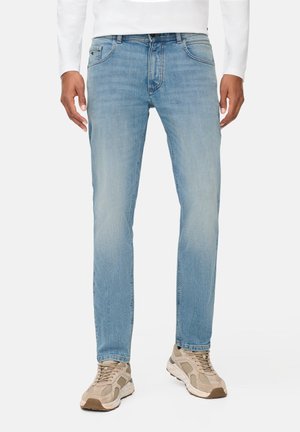 Lichtblauwe denim jeans met een rechte pasvorm, subtiele vervaging, vijf-pocket ontwerp en een knoopsluiting. Gedragen met beige sportschoenen.