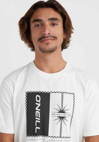 Hvid bomulds t-shirt med et sort-hvidt grafisk motiv, der inkluderer teksten "O'Neill" og et dekorativt design med ternede detaljer og stjerneeksplosion.