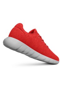 Baskets en feutre rouge avec une semelle en caoutchouc gris lisse, un bout arrondi et un design à lacets. Caractéristiques d'un dessus texturé et d'une semelle intérieure rembourrée.