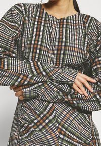 JUST FEMALE Pouzdrové šaty - brown