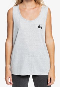 Grå ärmlös tanktopp i mjukt tyg, med en liten svart grafisk design på vänster bröstområde och en avslappnad passform.