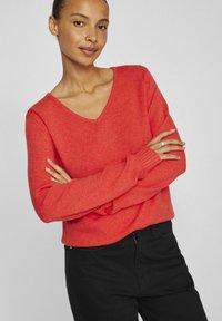VILA VIRIL V-NECK NOOS - Stickad tröja - tomato