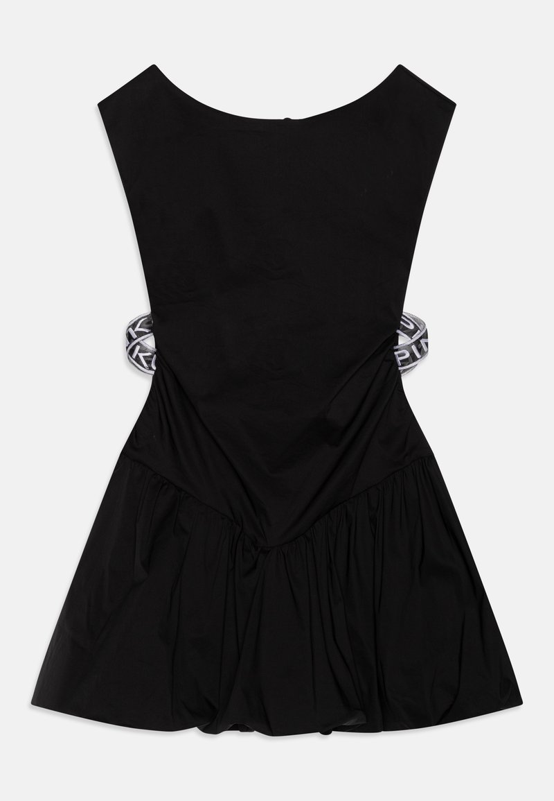 Robe noire sans manches avec jupe évasée et découpes latérales visibles ornées de bandes élastiques blanches portant des inscriptions noires.