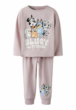 Ensemble de pyjama pour enfants en violet clair avec des manches longues, mettant en avant des personnages de chiens de dessin animé et le texte "Bluey et ses amis" en haut, avec deux personnages sur le pantalon.