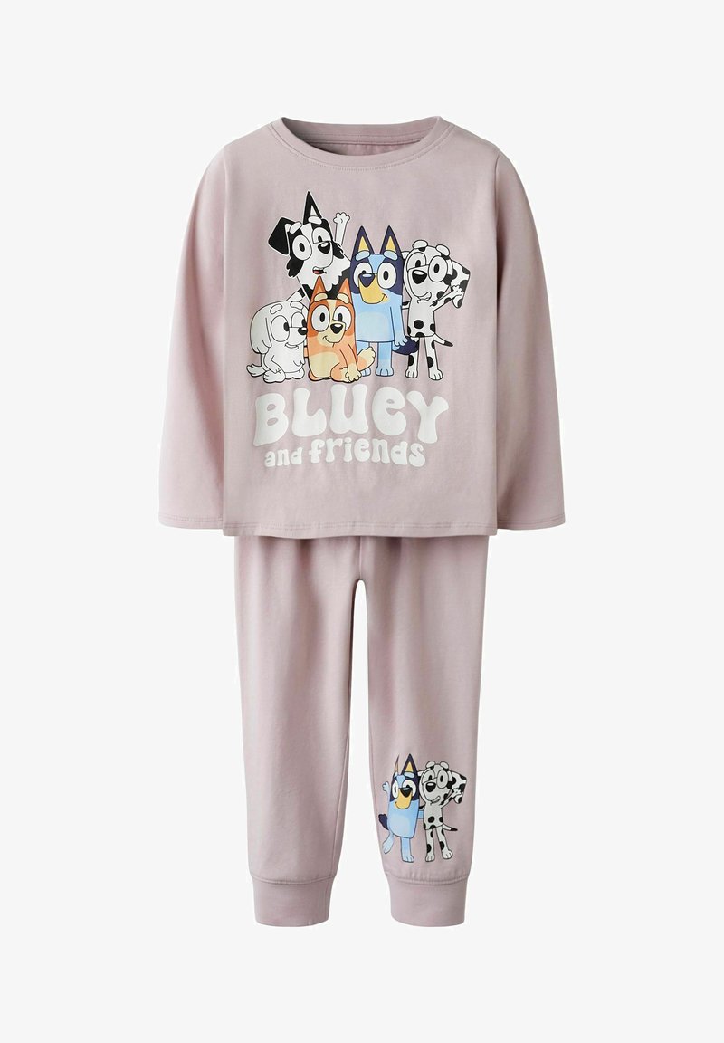 Lichtpaarse slaapset voor kinderen met lange mouwen, met cartoonhondpersonages en de tekst "Bluey en vrienden" bovenaan en twee personages op de broek.
