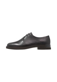 Scarpa da uomo in pelle nera caratterizzata da una finitura liscia, punta tondeggiante e tacco basso, con una legatura minimale per un aspetto elegante.