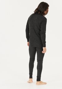 Dunkelgraues Thermo-Top und -Bottom-Set, langärmlig, körperbetonter Schnitt, weiche Textur, nahtloses Design, keine sichtbaren Logos oder Muster.
