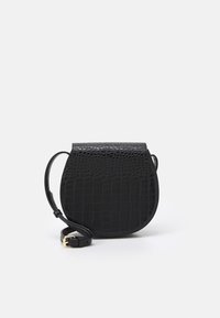 Borsa a tracolla nera realizzata in ecopelle testurizzata con motivo coccodrillo. Forma arrotondata, chiusura a patta superiore e tracolla regolabile con dettagli in oro.