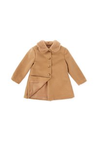 Abrigo color camel para niño pequeño con tres botones, cuello de piel sintética y forro parcial abierto sobre fondo blanco.