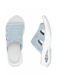 Ljusblå stickade sandaler med vit sula. Öppen design med två breda remmar och utskärningar för andningsförmåga. Texturerad fotbädd för komfort.