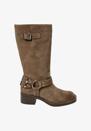 Bruine suède laarzen tot halverwege de kuit met een lage, stevige hak, voorzien van twee zilveren gespen en een riem met een afgeronde metalen ring aan de zijkant.