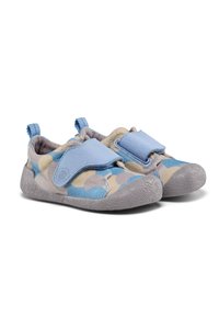 Zapatos de tela ligera con un patrón de camuflaje azul, suelas de goma grises y una correa de velcro. Incluyen un bucle en el talón para facilitar su uso.