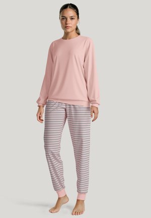 Roze langemouwen top gecombineerd met gestreepte pyjamabroek. De broek heeft roze boorden en afwisselend rode, blauwe en witte strepen. Zacht materiaal.