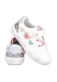 Zapatillas blancas de niño con patrones de corazones en rosa, azul y verde. Con un talón plateado brilloso y cierre de correa ajustable.