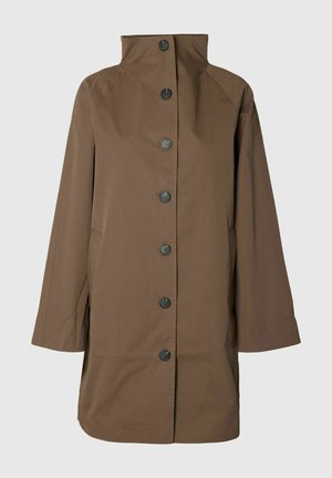 Manteau long marron avec col montant, sept boutons noirs sur le devant, manches longues, et poches latérales sur fond uni.