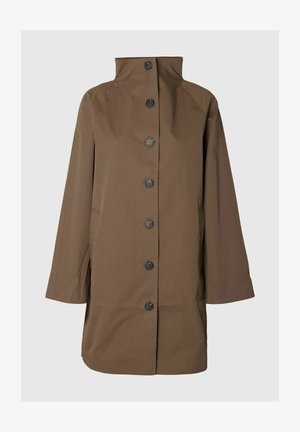 Cappotto lungo marrone con collo alla coreana, sette bottoni neri sul davanti, maniche lunghe e tasche laterali su sfondo semplice.