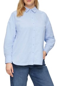 Lichtblauw button-down shirt met lange mouwen, klassieke kraag en een relaxte pasvorm. Gemaakt van zachte stof met een gladde textuur.