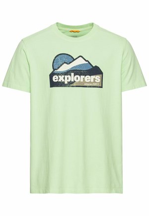 Hellgrünes Baumwoll-T-Shirt mit einem Berggrafik und dem Text „Entdecker seit 1977“ in fetten, kontrastierenden Farben.