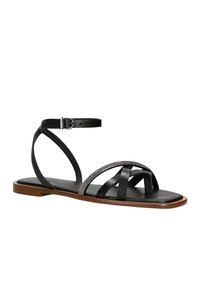 Černé ploché sandály s několika křížovými páskami, nártkovým páskem na přezku a lesklým akcentem na přední straně. Hnědá podrážka.
