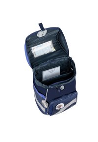 Offener blauer und grauer Schulrucksack mit reflektierenden Streifen, einem vorderen Adler-Patch und sichtbarem Namensschild im Hauptfach.