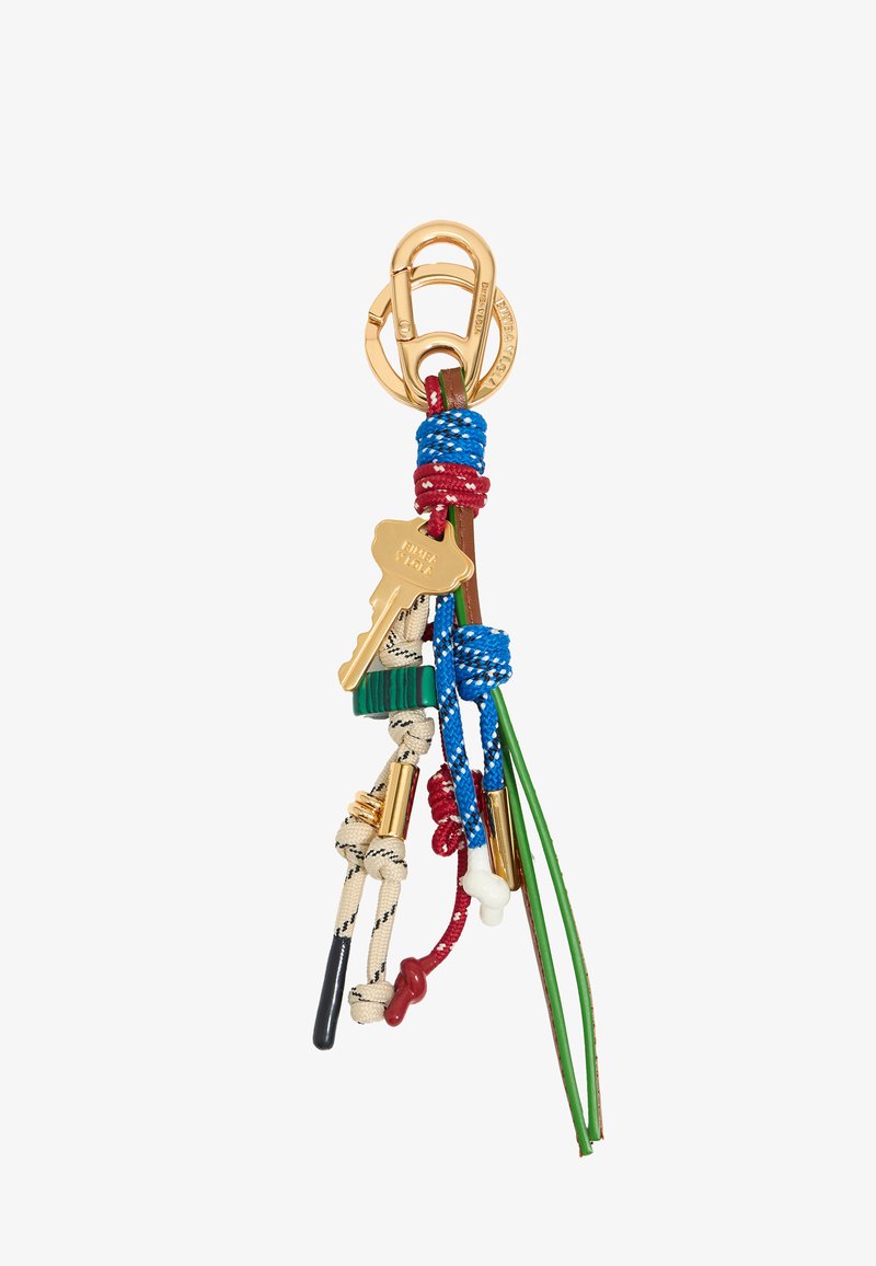 Llaveiro con clip de metal dorado, cuerdas trenzadas de colores rojo, azul y verde, y varias llaves adjuntas. Presenta un tejido texturizado y acentos brillantes.