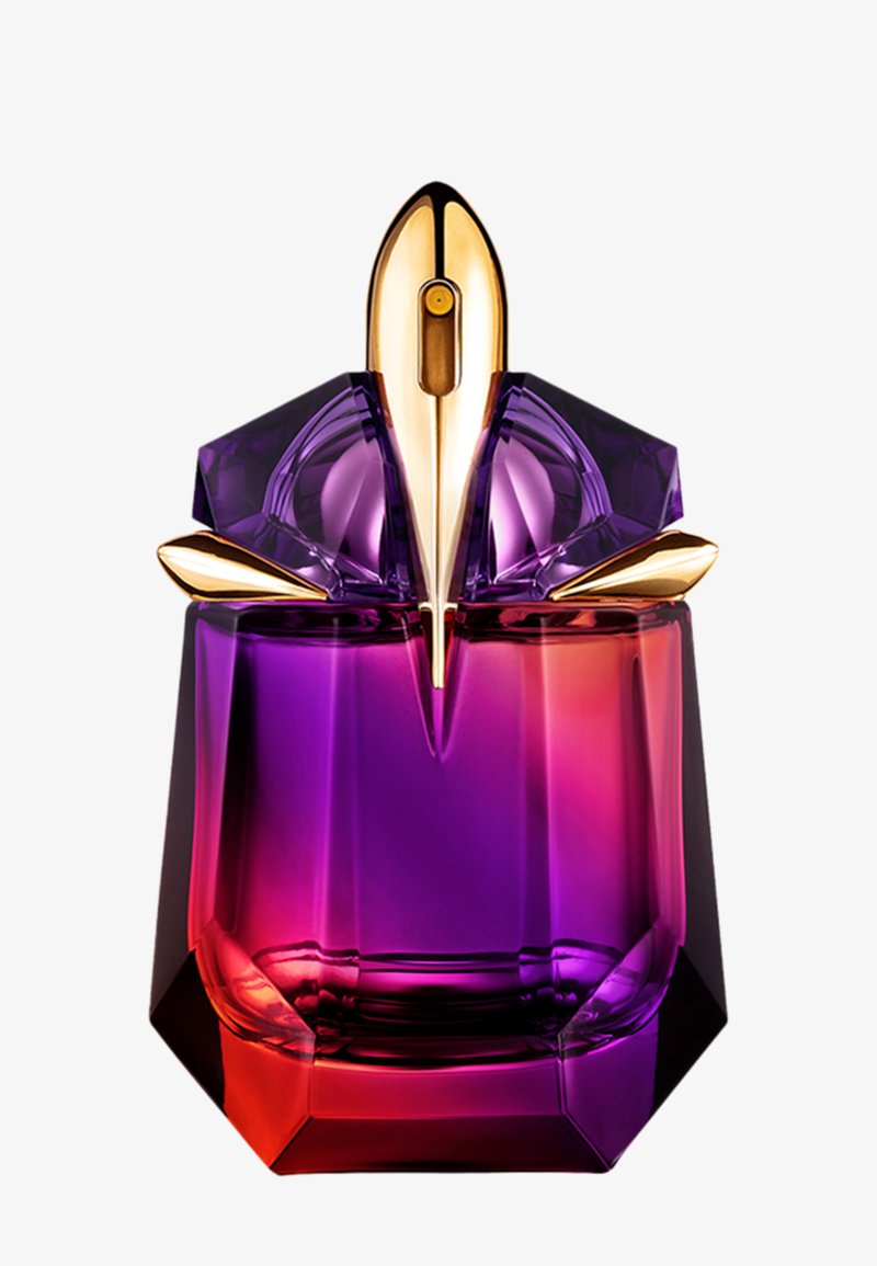 Lila und rote Glasparfümflasche mit goldfarbenem Sprühkopf und dekorativen Flügeln auf weißem Hintergrund.