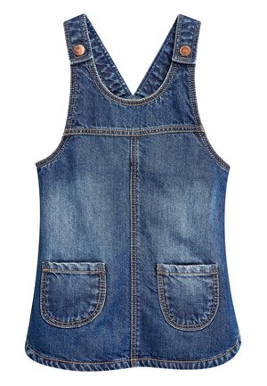 Ärmelloses Jeans-Latzkleid mit gekreuzten Rückenträgern, zwei aufgesetzten Taschen vorne und Kupferknöpfen vor weißem Hintergrund.