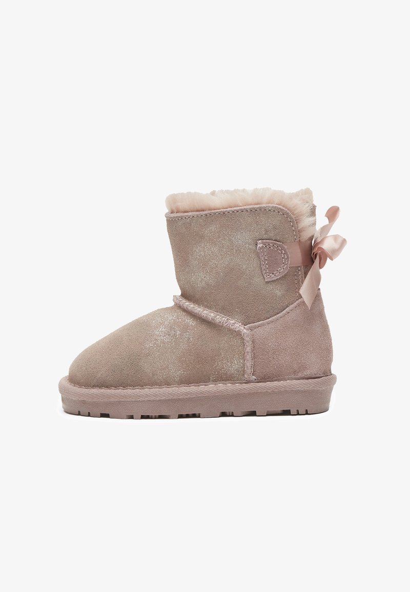 Rózsaszín velúr bokacsizma puha, gyapjú béléssel, díszes masnival az oldalon, textúrált felülettel és tapadós gumitalppal.