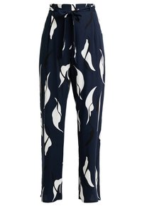 Marineblauwe wijde broek met een abstract bladerenpatroon in wit en zwart, met een gestrikt taille en een zachte stoftextuur.