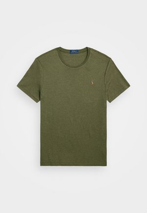 Olivnozelena kratka majica s kratkimi rokavi iz bombaža, s krožnim izrezom in majhnim izvezenim logotipom na prsih. Gladka tekstura.