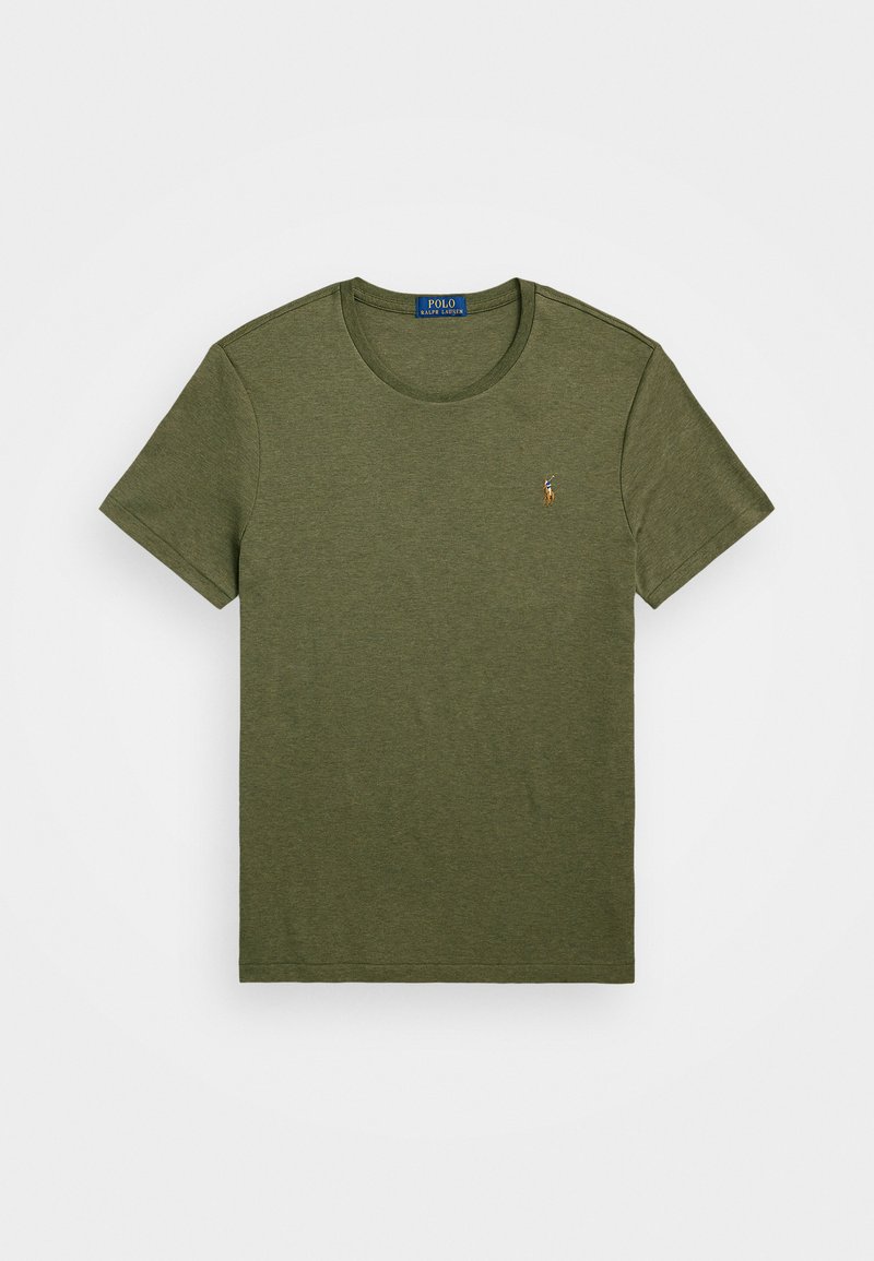 Olivgrön t-shirt med kort ärm i bomull, med rund hals och en liten broderad logotyp på bröstet. Slät textur.