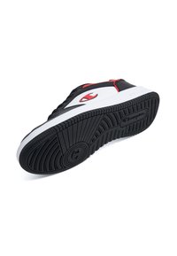Baskets noir et blanc avec accents rouges ; disposent d'une semelle en caoutchouc à motifs, d'un dessus en synthétique lisse et d'un design à lacets.