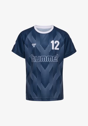 Marineblå sports-trøje med hvid krave, nummer 12 på brystet, "hummel" logo og vertikalt Chevron-stribemønster.