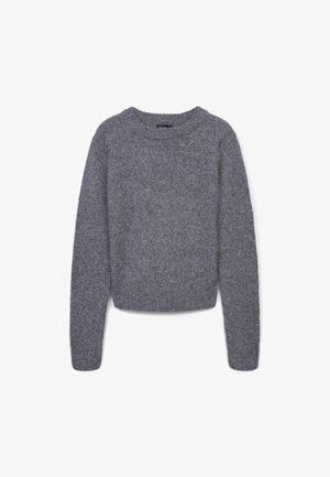 Grau gestrickter Pullover aus weicher Wolle, mit klassischem Rundhalsausschnitt, langen Ärmeln und ribbeligem Saum. Strukturiert Oberfläche mit einem leicht lockeren Schnitt.