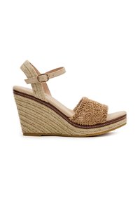 Sandalia de cuña con una suela de fibra natural tejida y parte superior de tela color tostado. Presenta un diseño intrincado en la tira y una hebilla ajustable en el tobillo.