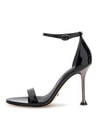 Černé lakované sandály na vysokém podpatku s tenkým páskem kolem kotníku, otevřenou špičkou a elegantním jehlovým podpatkem s jedinečnou kulatou základnou.