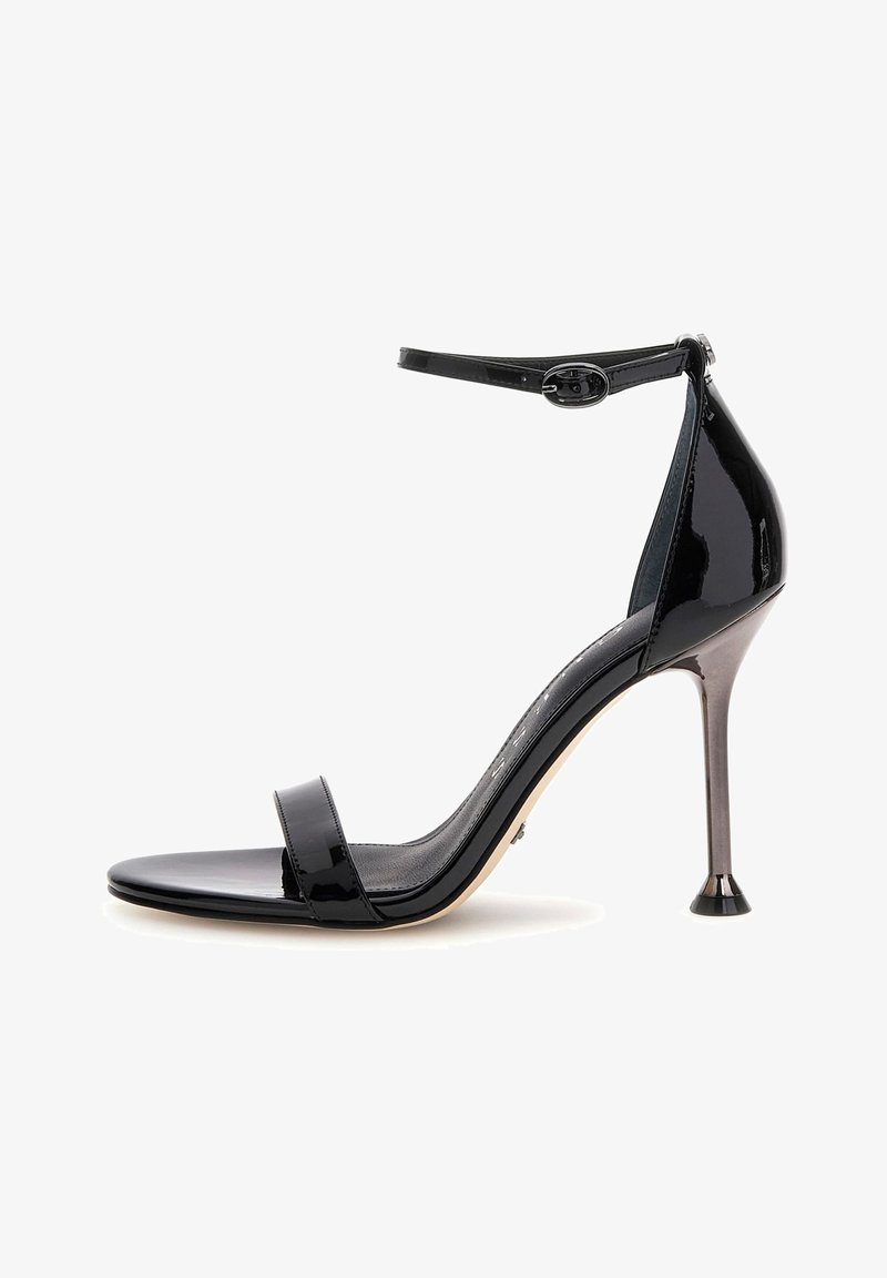 Černé lakované sandály na vysokém podpatku s tenkým páskem kolem kotníku, otevřenou špičkou a elegantním jehlovým podpatkem s jedinečnou kulatou základnou.