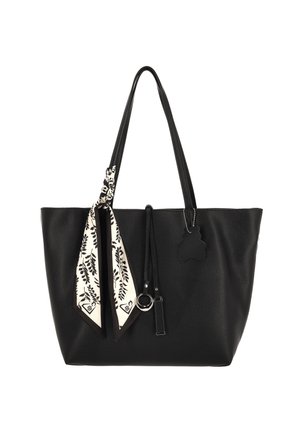 Sac cabas en cuir noir texturé avec deux bretelles, détail anneau argenté et un foulard blanc avec des motifs de feuilles noires noué à une anse.