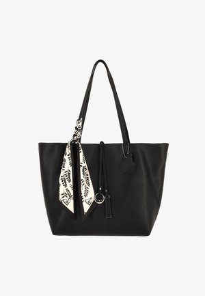 Sac cabas en cuir noir texturé avec deux bretelles, détail anneau argenté et un foulard blanc avec des motifs de feuilles noires noué à une anse.