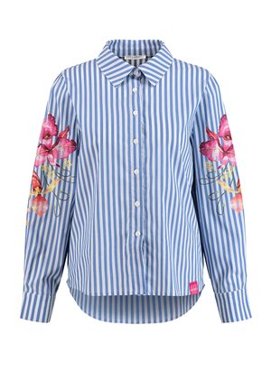 Niebiesko-biała koszula w pionowe paski z guzikami, długimi rękawami i różowym haftem kwiatowym na obu rękawach.