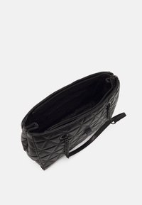 Czarna pikowana torba na ramię z górnym zamkiem błyskawicznym, o fakturowanej powierzchni i dwoma plecionymi paskami na ramię. Wyściełane wnętrze z przegródkami.
