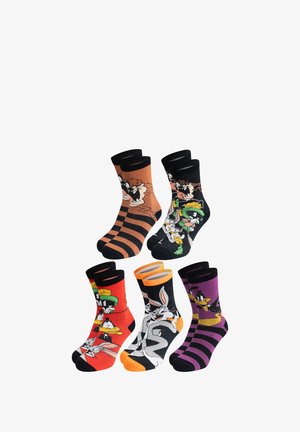 Tre paia di calzini grafici: arancioni con strisce nere e stampa di personaggi, neri con disegni di cartoni colorati e viola con strisce a contrasto.