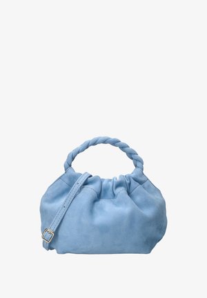 Sac à main en daim bleu clair avec une anse tressée sur le dessus et une bandoulière réglable avec une boucle dorée.
