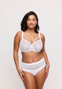 Witte kanten beha met beugel en decoratieve bandjes, gecombineerd met hoge taille slipjes met bloemige kant overlays. Soepele textuur.