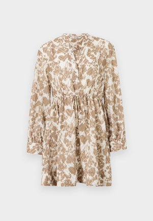 Vestido em padrão castanho e creme, com mangas longas, decote redondo, fechamento com botões na frente e cintura ajustável com cordão.