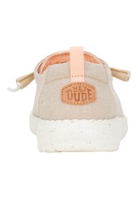 Scarpa slip-on in tela beige con finitura testurizzata, cinturino rosa accentato sul retro e suola bianca maculata. Presenta un'etichetta in pelle con il logo.