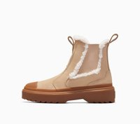 Botines beige hasta el tobillo con un exterior texturizado y suave forro de felpa blanca. Cuenta con suela de goma y lengüetas para facilitar el calzado.